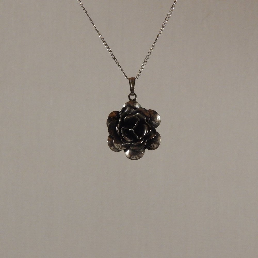 Flower neacklace with matching bracelet